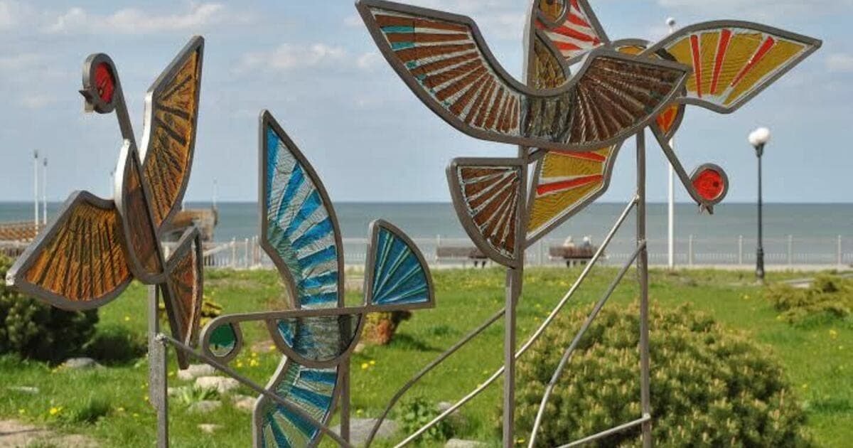 Скульптурная композиция детей с птицами